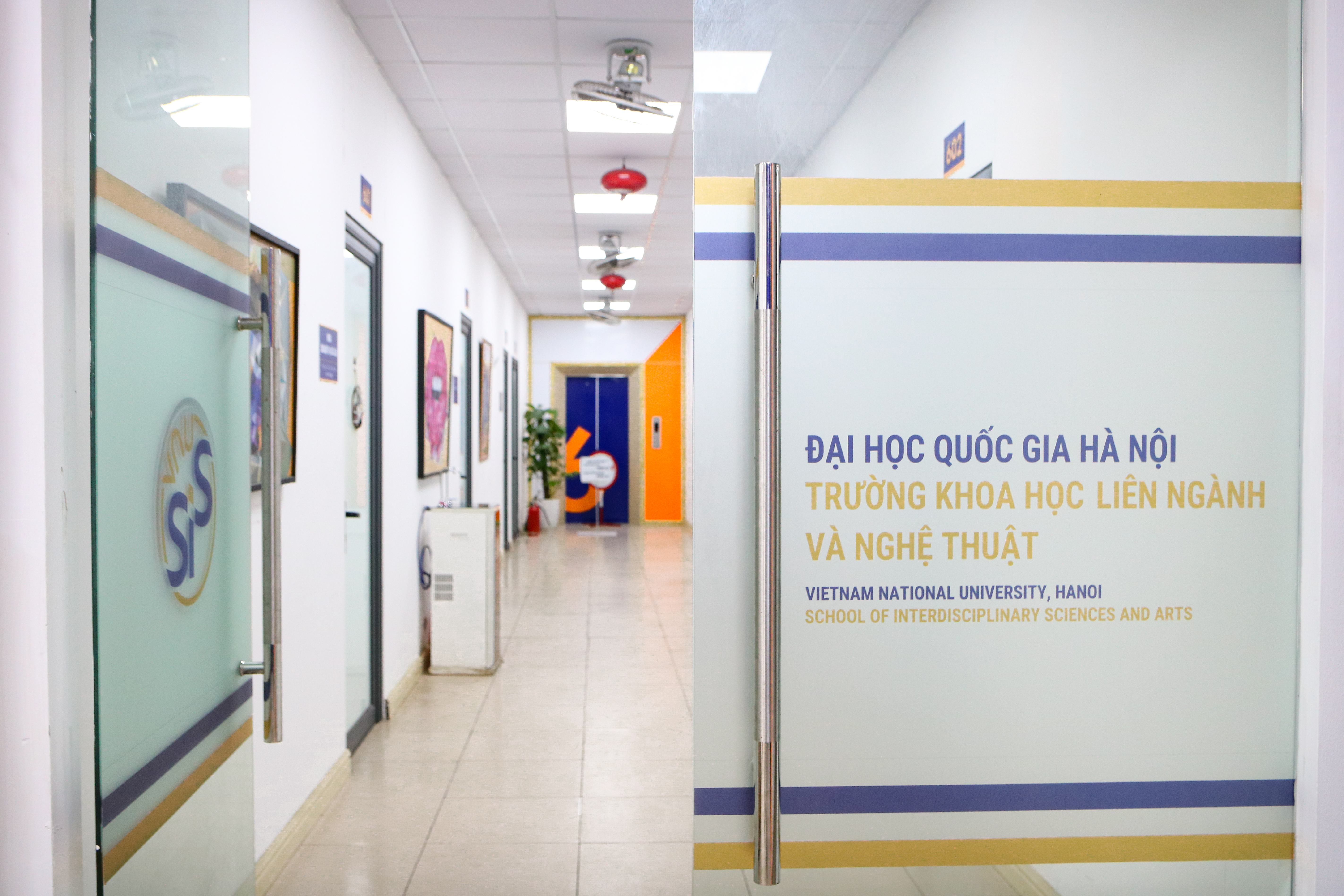 Giảng đường Mỹ Đình dành cho khối ngành Quản trị, cùng với sự đồng hành của các phòng chức năng: Phòng ĐT&CTSV; Phòng KT&BĐCLGD, các văn phòng Khoa: Khoa CNVH&DS; Khoa QT&KTST; Văn Phòng Đoàn